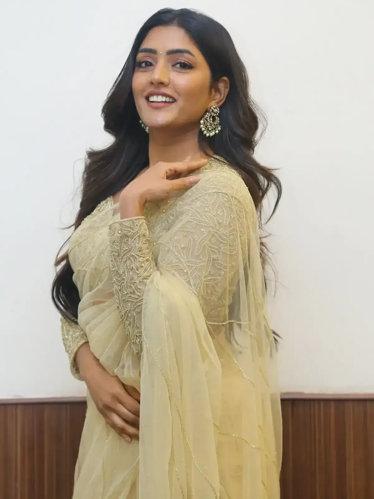 INDIAN ACTRESS EESHA REBBA IMAGES IN TRADITIONAL GREEN SAREE 16